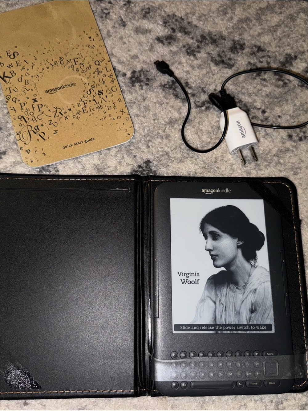 E-Reader in Black - Kindle with Protective Cover